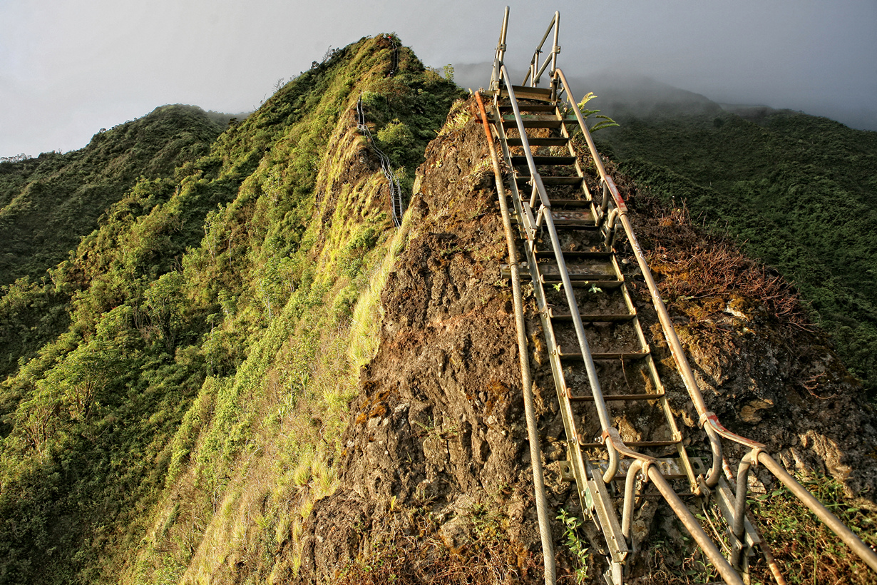 На Гавайях снесут популярную у туристов запретную ”лестницу в небо”  — фото 1