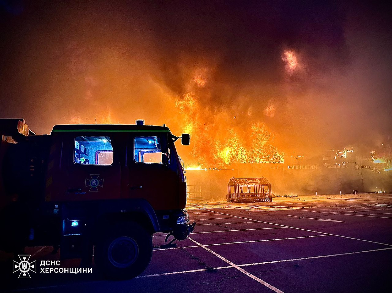 Россия всю ночь обстреливала Херсон: уничтожен еще один Эпицентр (кадры) — фото 1