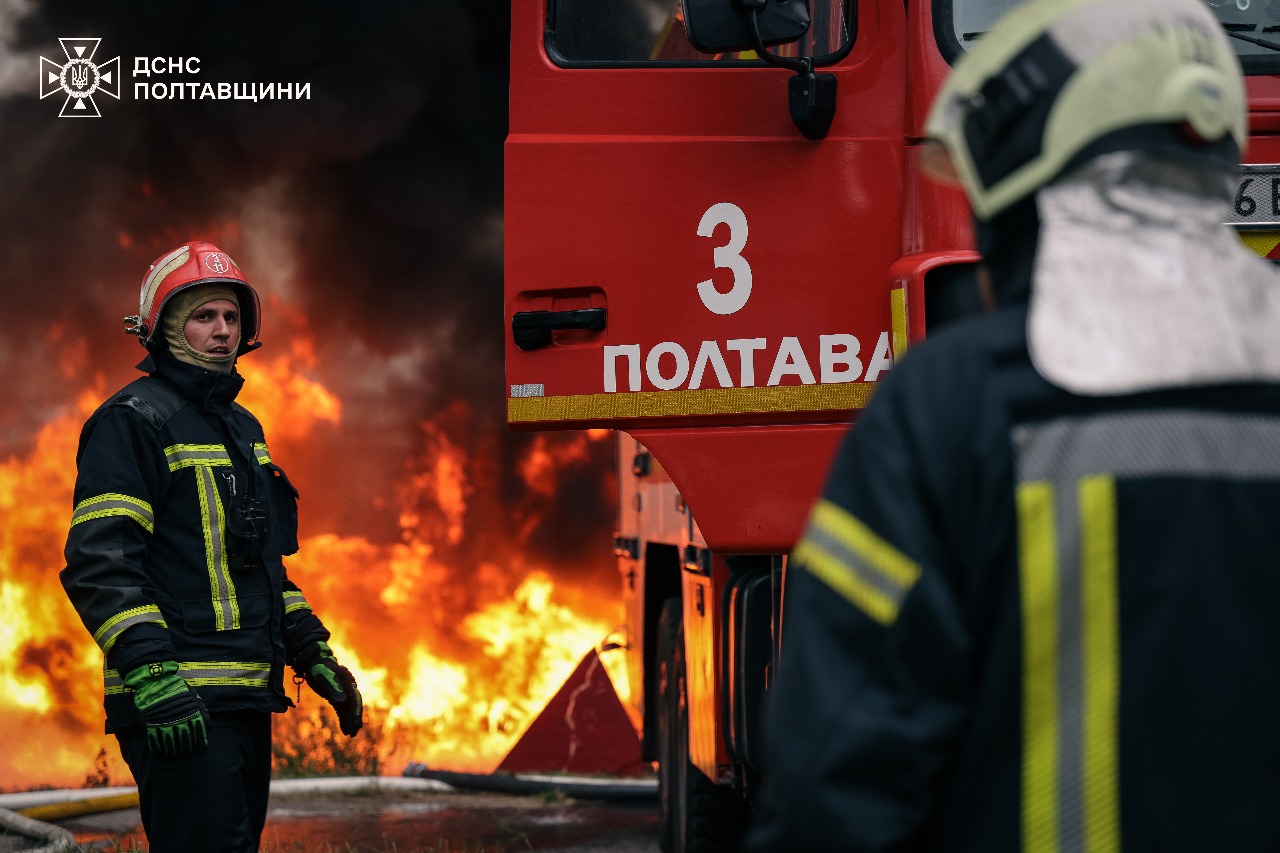 Спасатели показали кадры ликвидации последствий российского обстрела в Кременчугском районе — фото 5