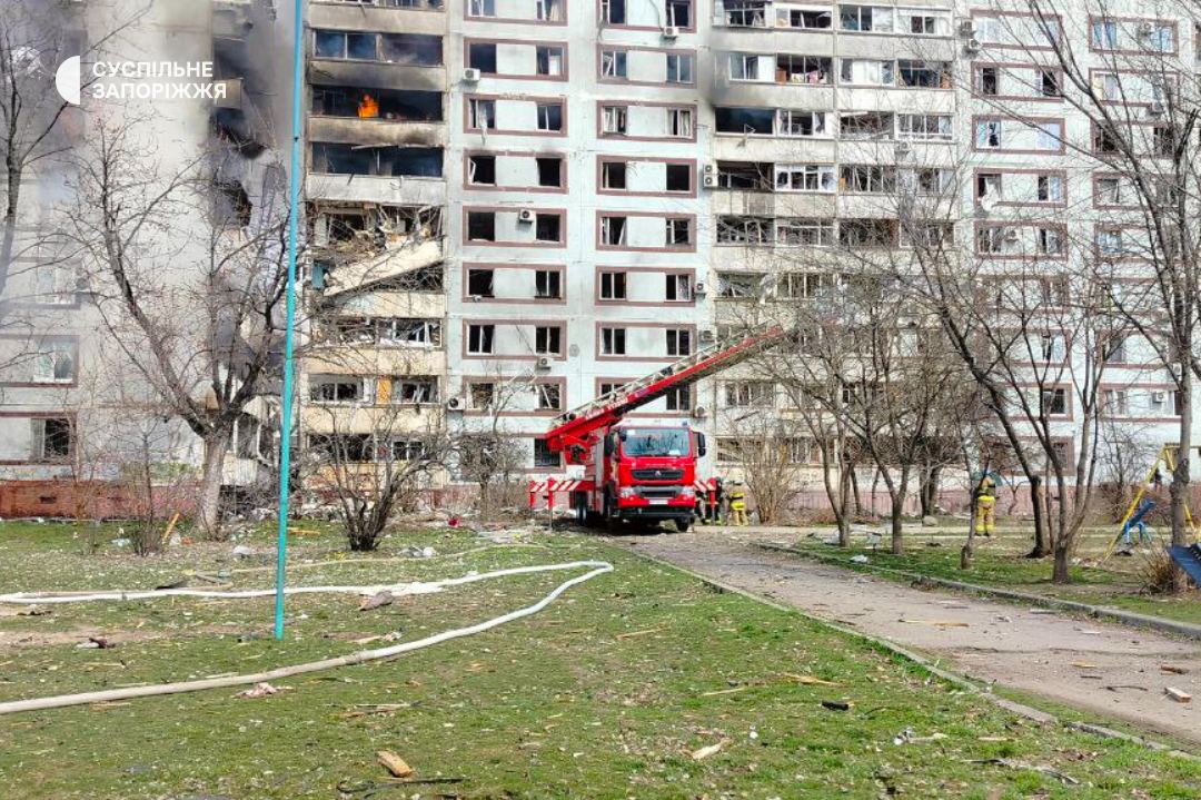 Появилось видео с моментом попадания ракеты в жилой дом в Запорожье — фото
