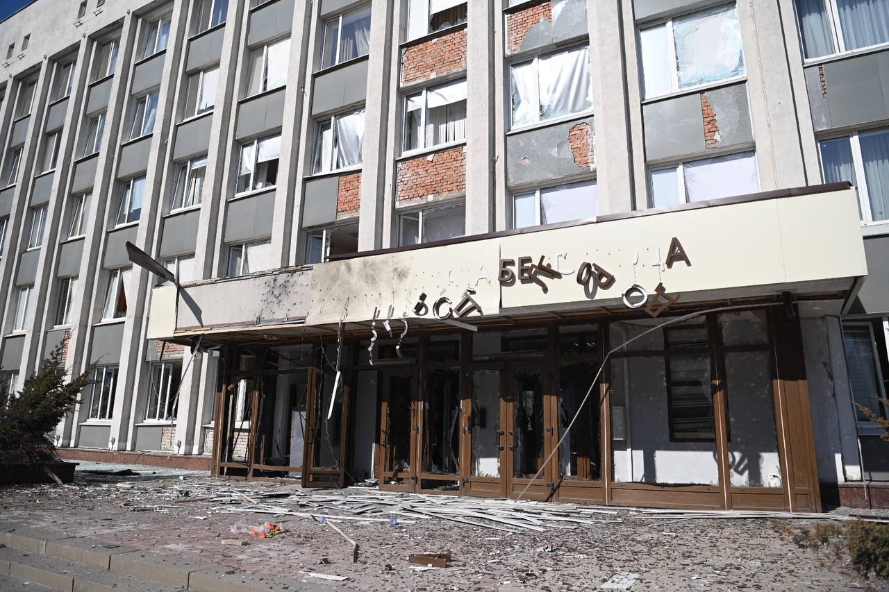 В Белгороде дрон атаковал здание администрации: фото — фото