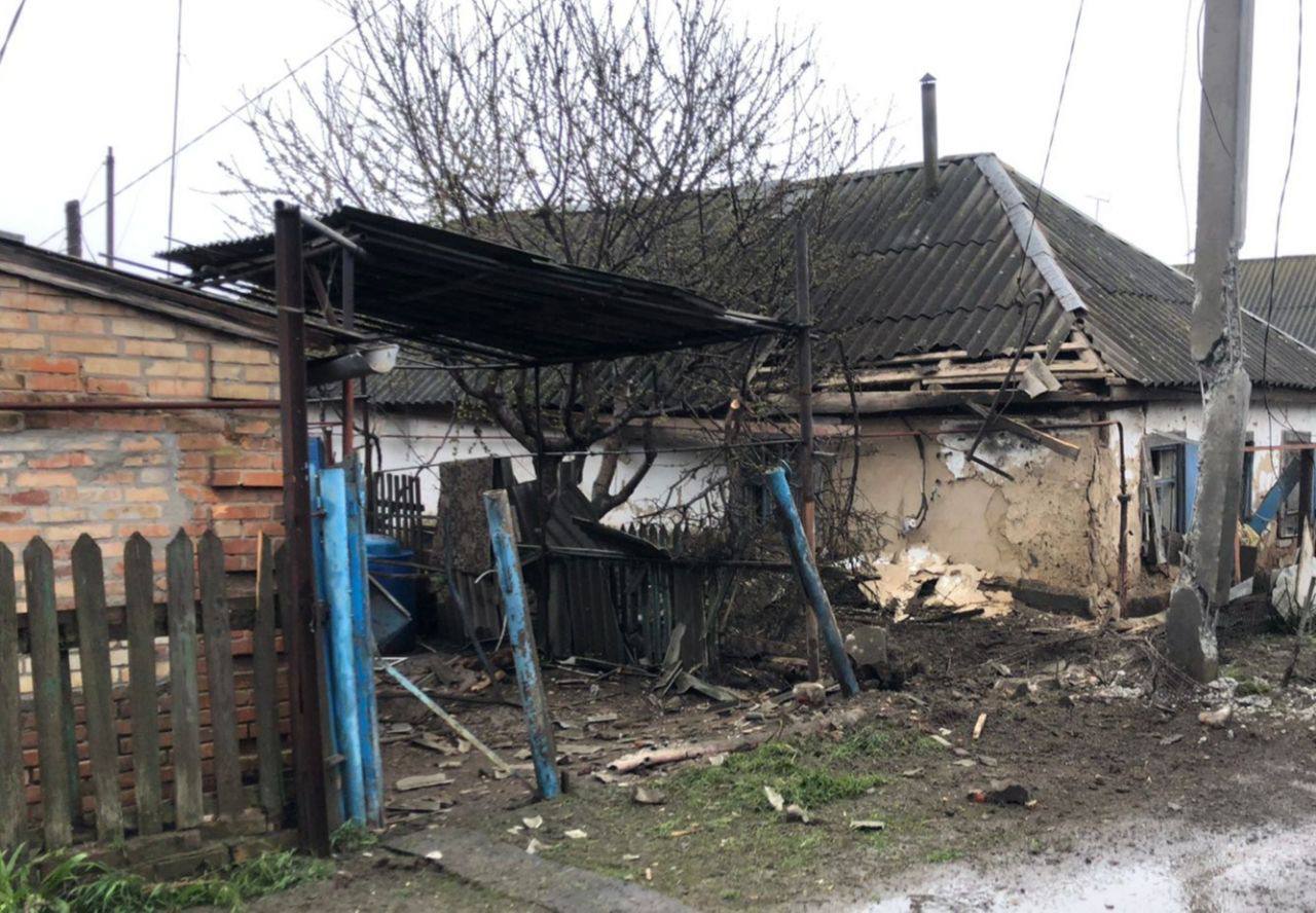 Оккупанты обстреляли жилой сектор Никополя: четыре человека ранены (фото) — фото