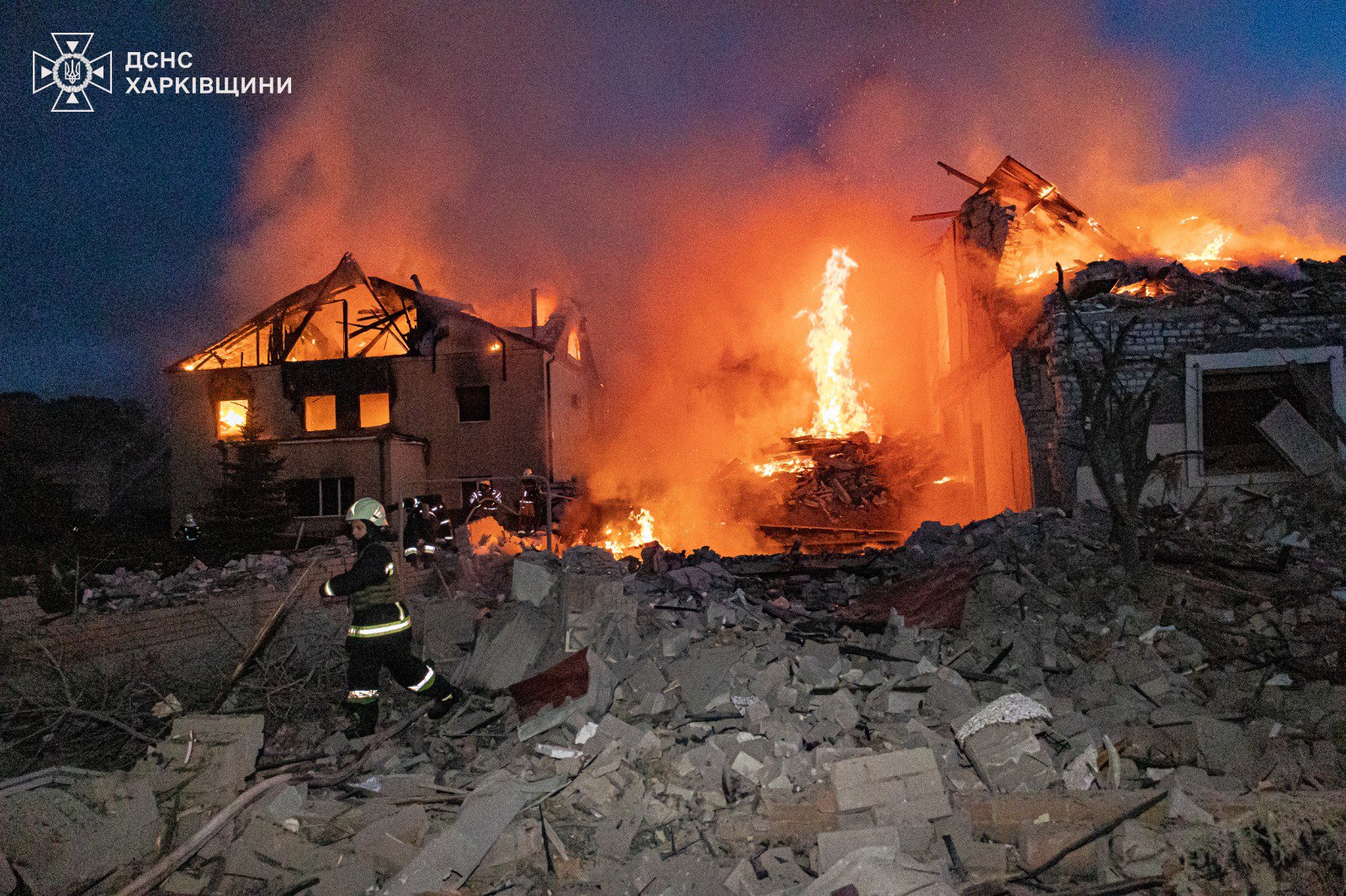 Россияне ударили ракетами по жилому сектору в Харькове: кадры последствий — фото 3