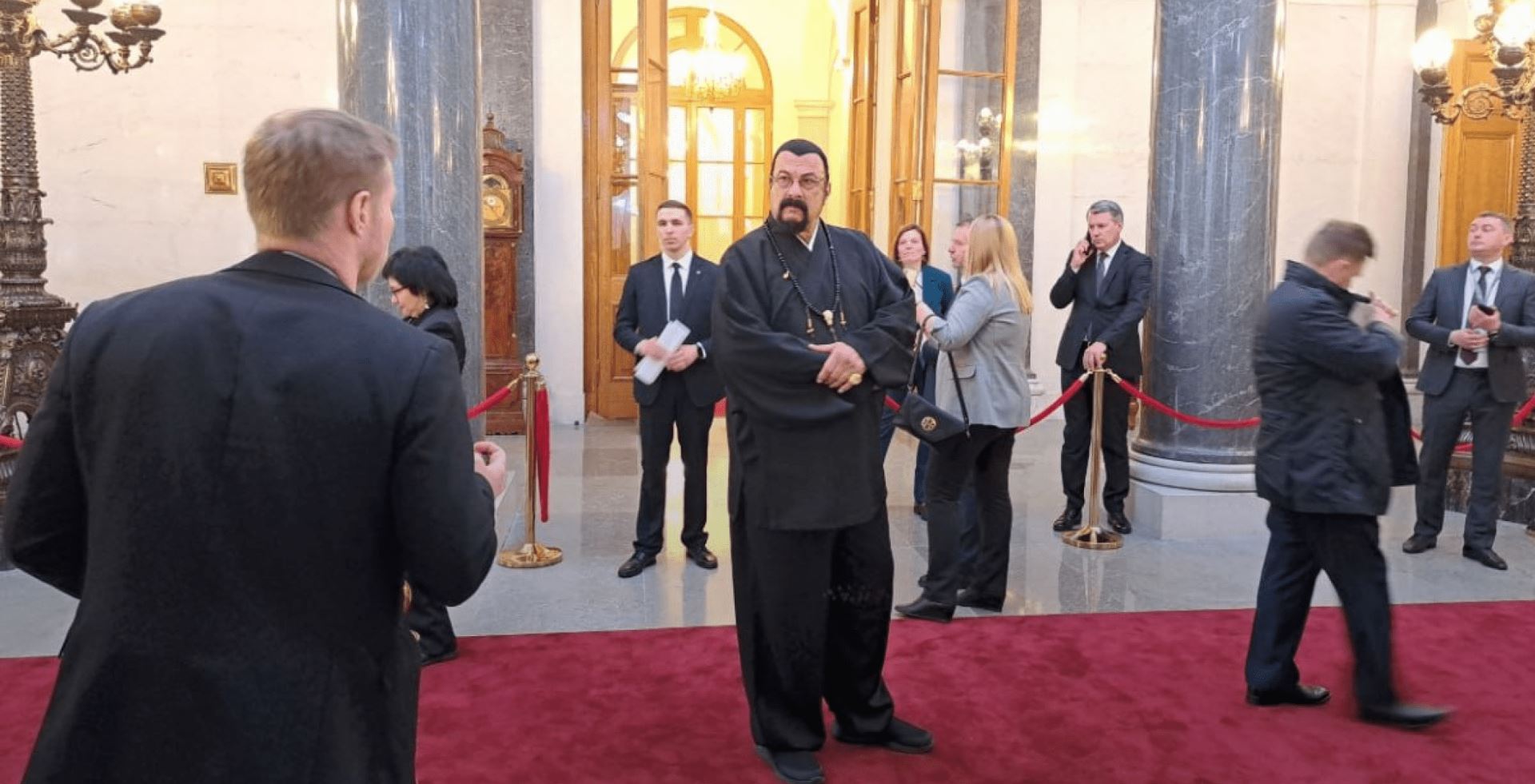 Стивен Сигал в странном наряде стал гостем инаугурации Путина: фото — фото 1