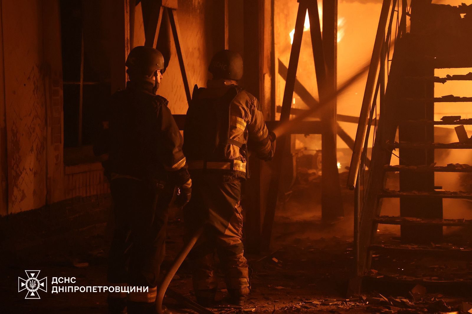 Повреждены предприятия, здание СМИ, дома и магазины: спасатели показали последствия обстрела Днепра — фото 5