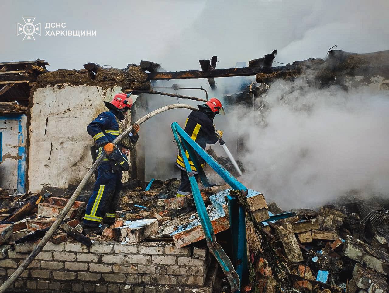 Женщина и двое детей пострадали в результате российской атаки на жилой сектор в Харьковской области — фото 4