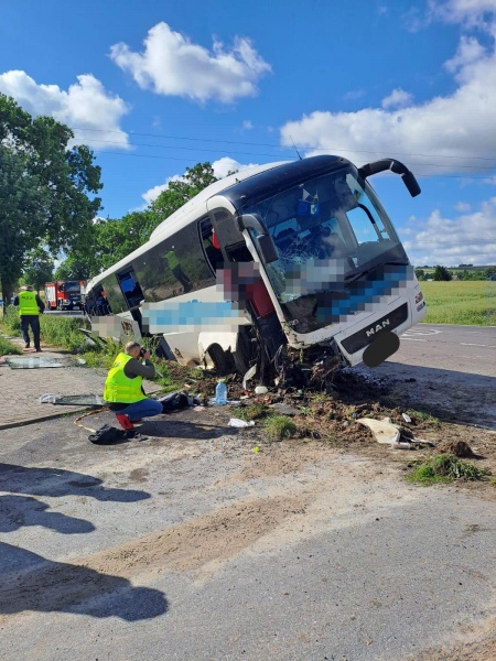 У Польщі перекинувся автобус із українцями: багато постраждалих (фото) — фото 1