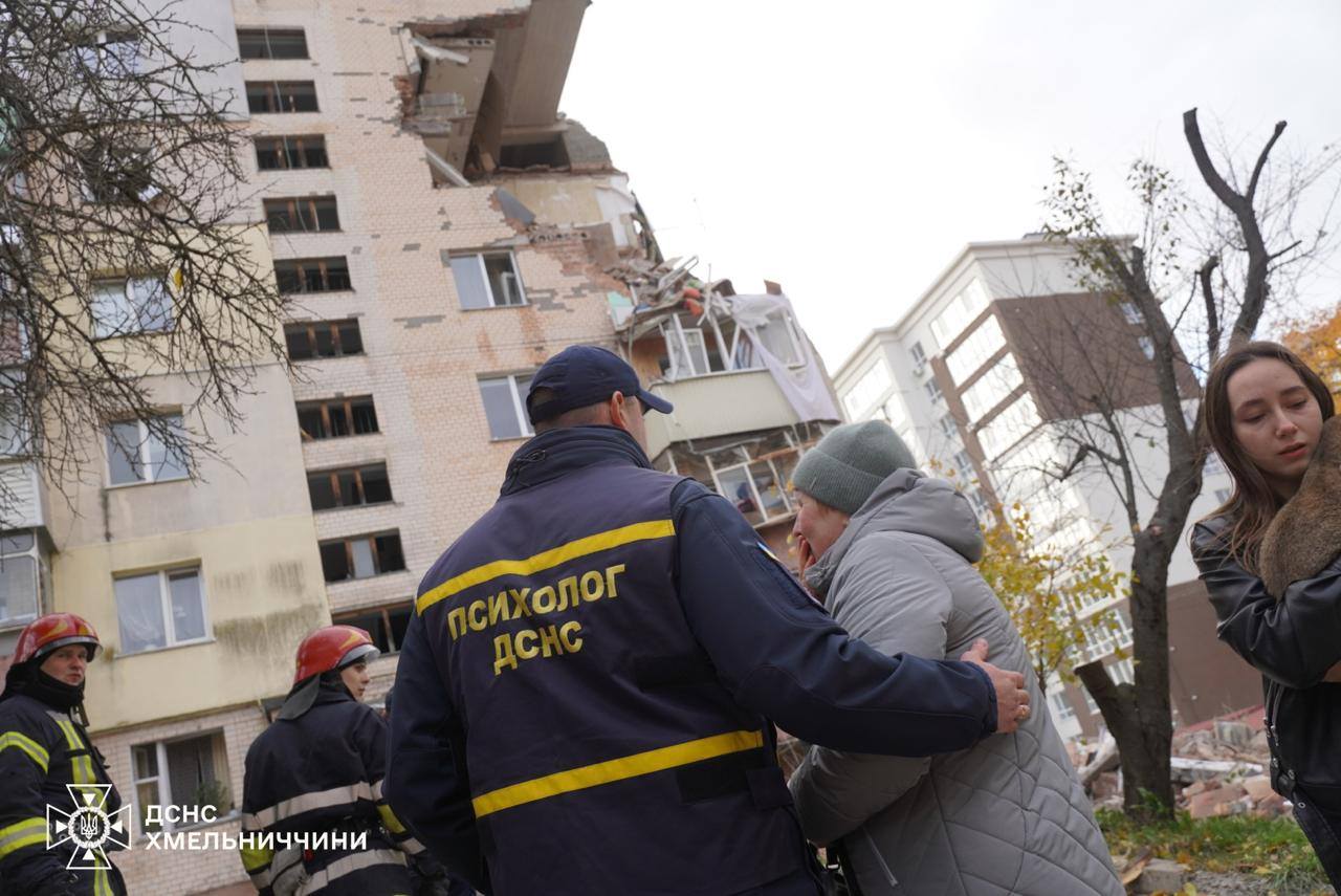 Под завалами может быть человек: спасатели показали первые фото с места взрыва в Хмельницком — фото 2 Под завалами может быть человек: спасатели показали первые фото с места взрыва в Хмельницком — фото 2