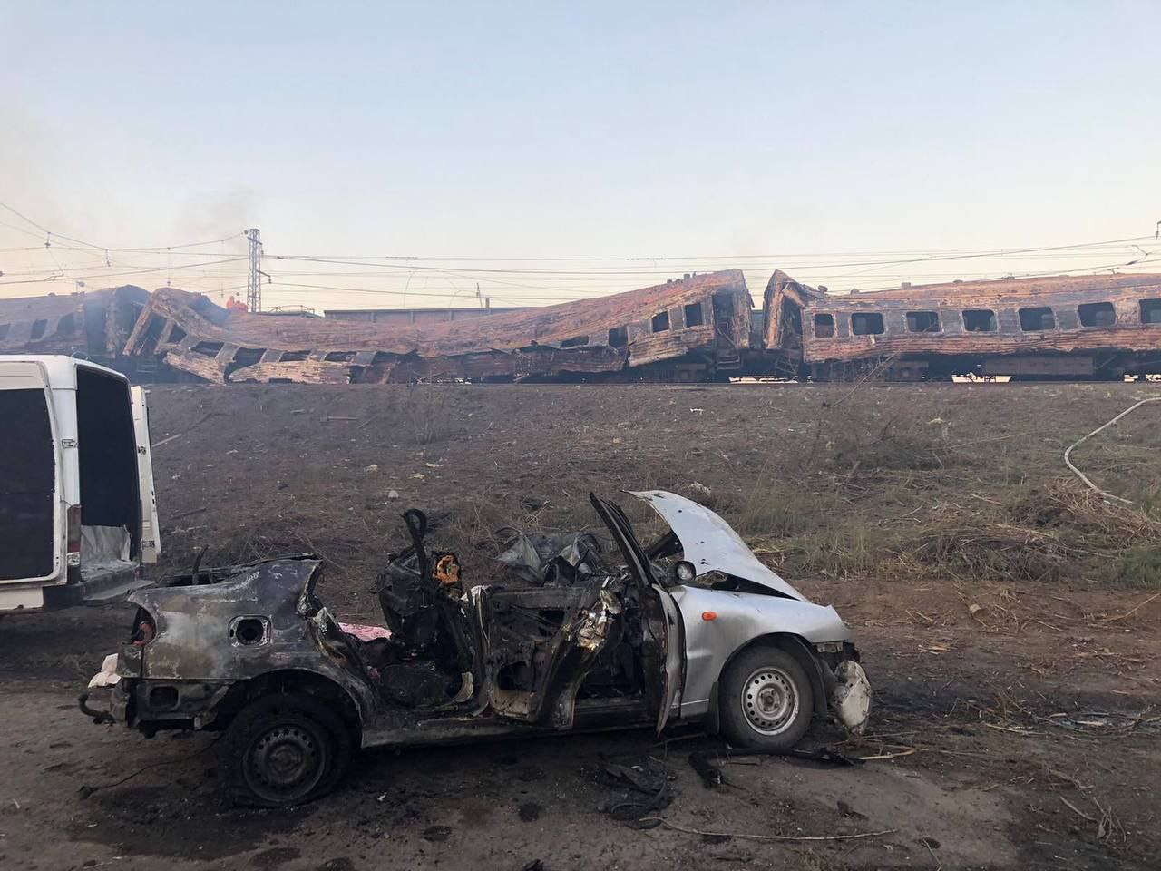 Россия ударила по поезду в Днепропетровской области: уже 15 погибших (фото) — фото 2