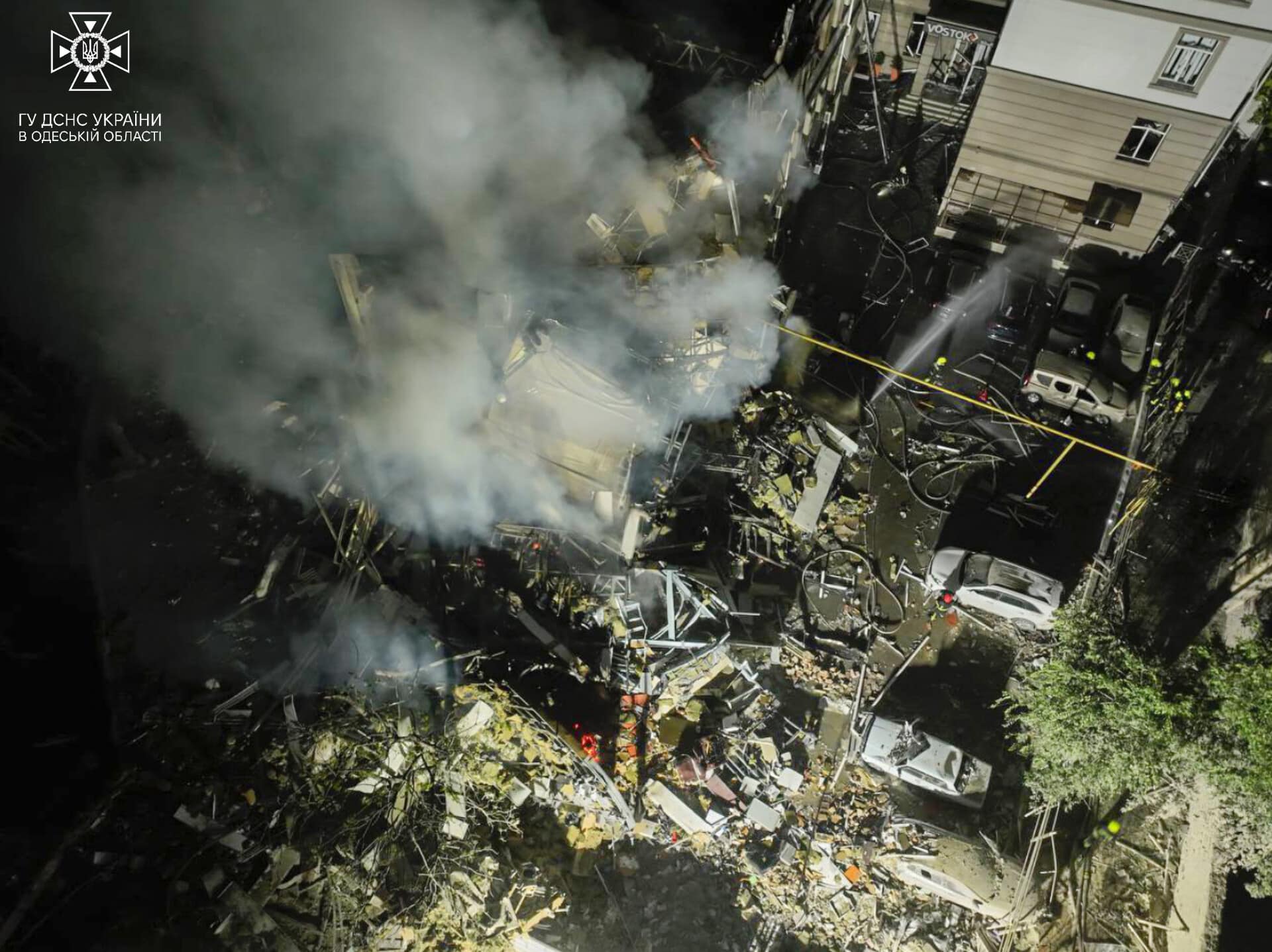 Рятувальники показали, як гасили пожежу після ракетного удару по Одесі: відео — фото 6