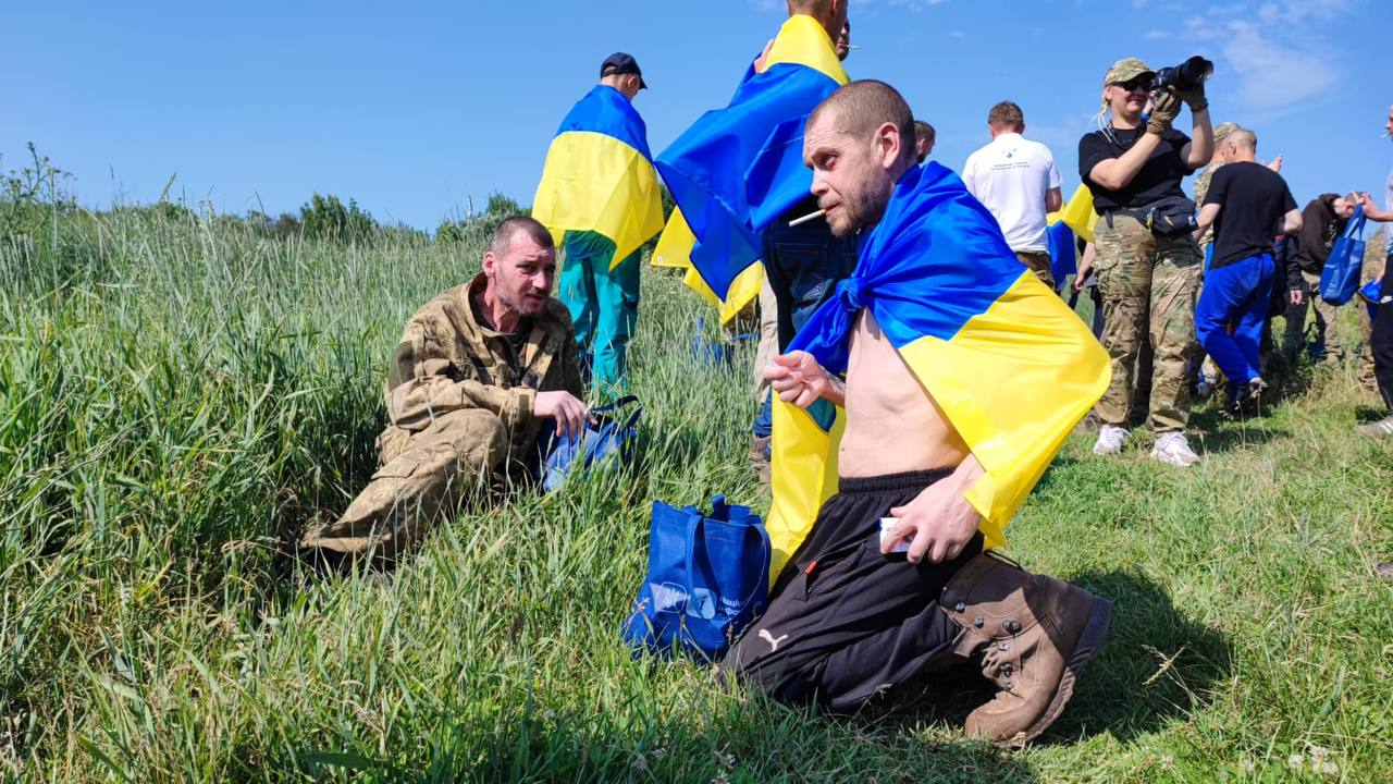 Украина вернула из российского плена 45 военных и 2 детей: фото — фото