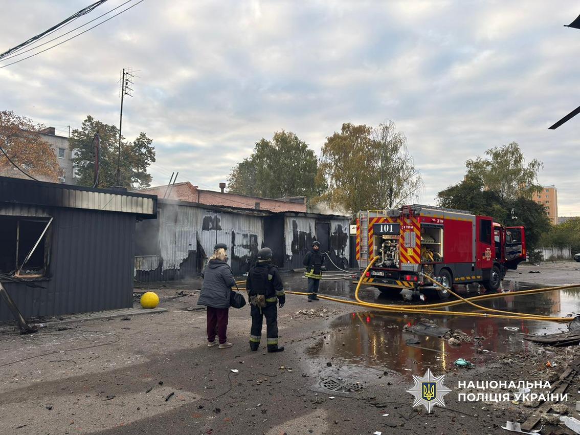 Россия нанесла удары по Нежину: ранены трое людей, повреждена ”Новая почта”, жилой дом, магазин — фото 6