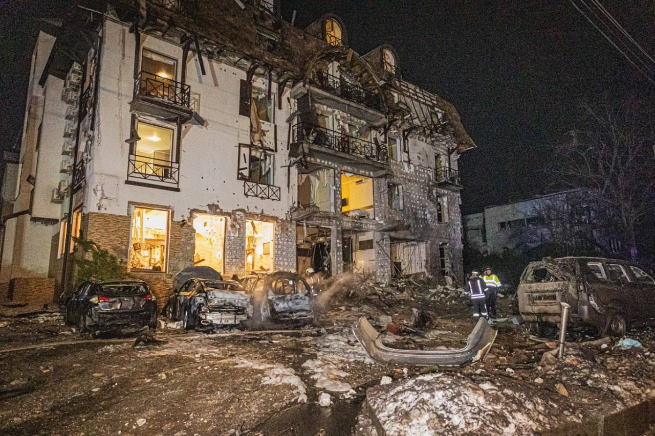 Россия ракетами ударила по отелю в Харькове, где жили журналисты: фото — фото