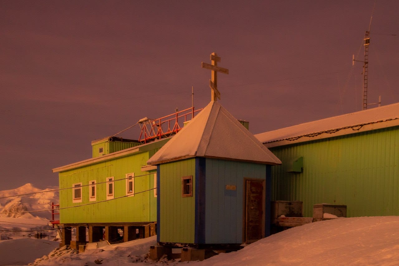 Ученые показали фото удивительных рассветов на станции Академик Вернадский — фото