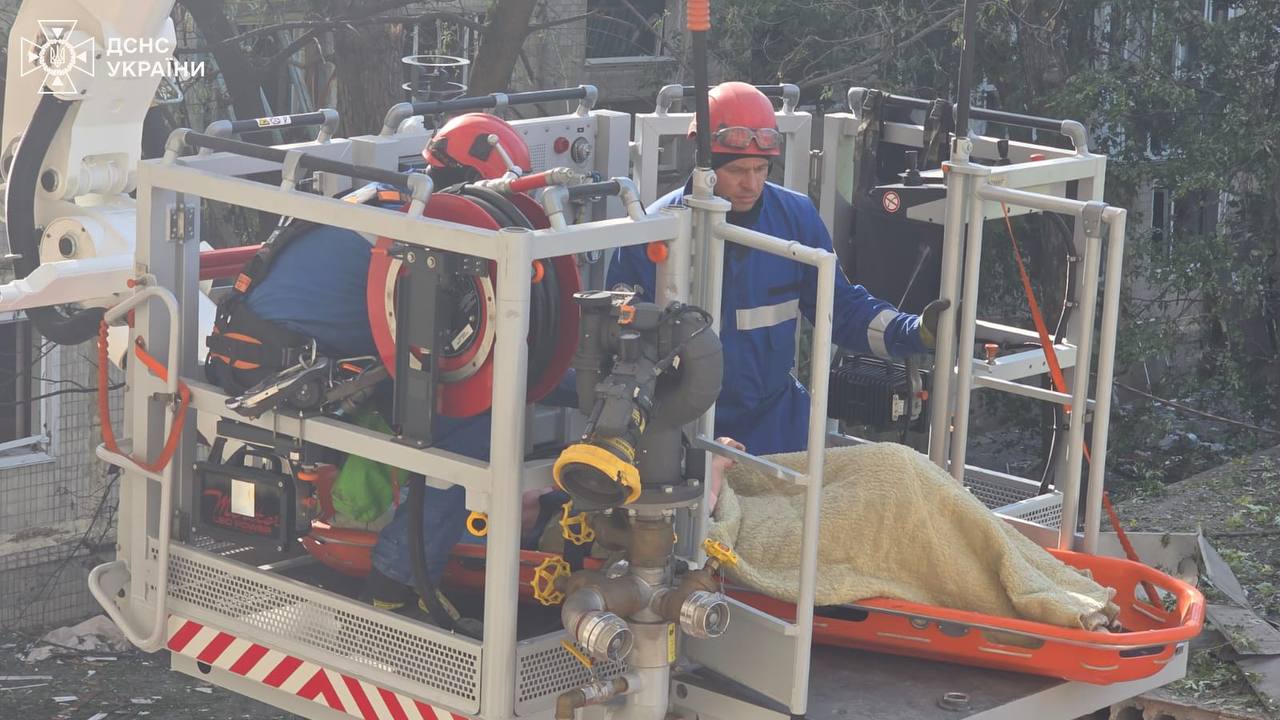 Ще одну людину деблокували із зруйнованої російською ракетою багатоповерхівки у Києві: фото — фото 1