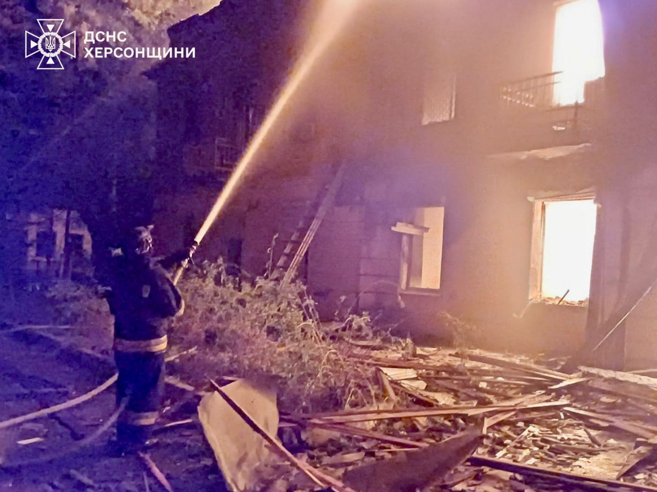 Росіяни атакували Корабельний район Херсона: постраждали троє людей (фото) — фото 2