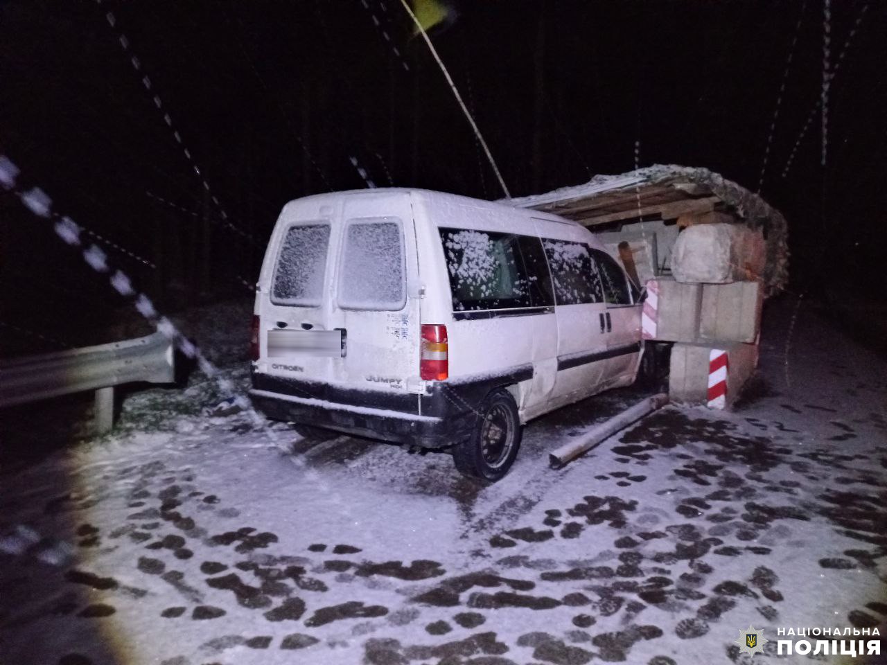 На Рівненщині автомобіль протаранив блокпост: багато постраждалих (фото) — фото