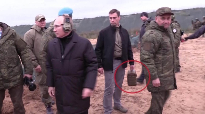 Путина в Рязани сопровождал мужчина, возможно, с ”ядерным чемоданчиком”   — фото 1