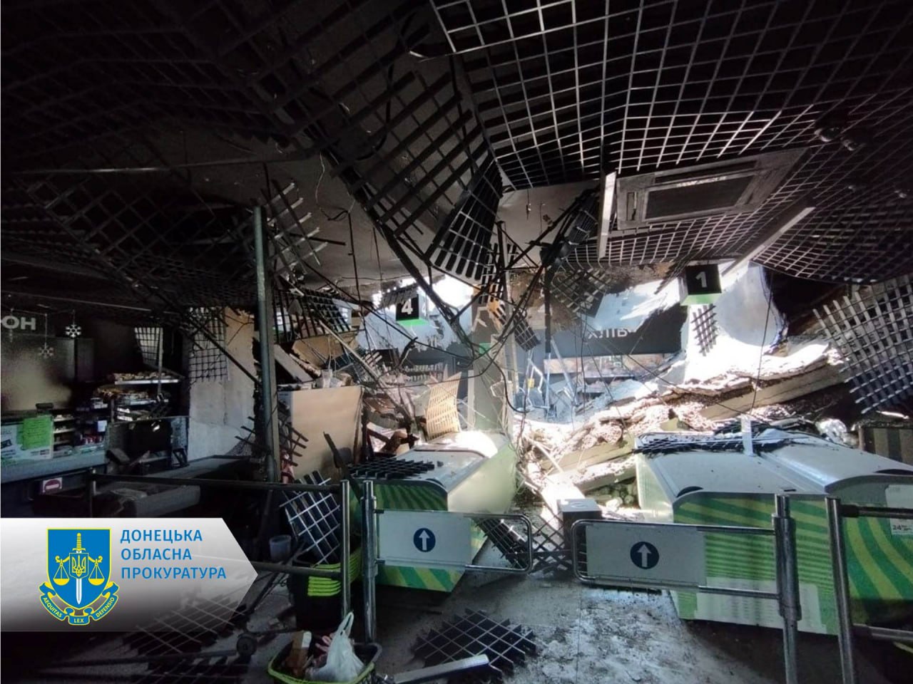 Россия нанесла удар по Курахово, попав по супермаркету: фото — фото