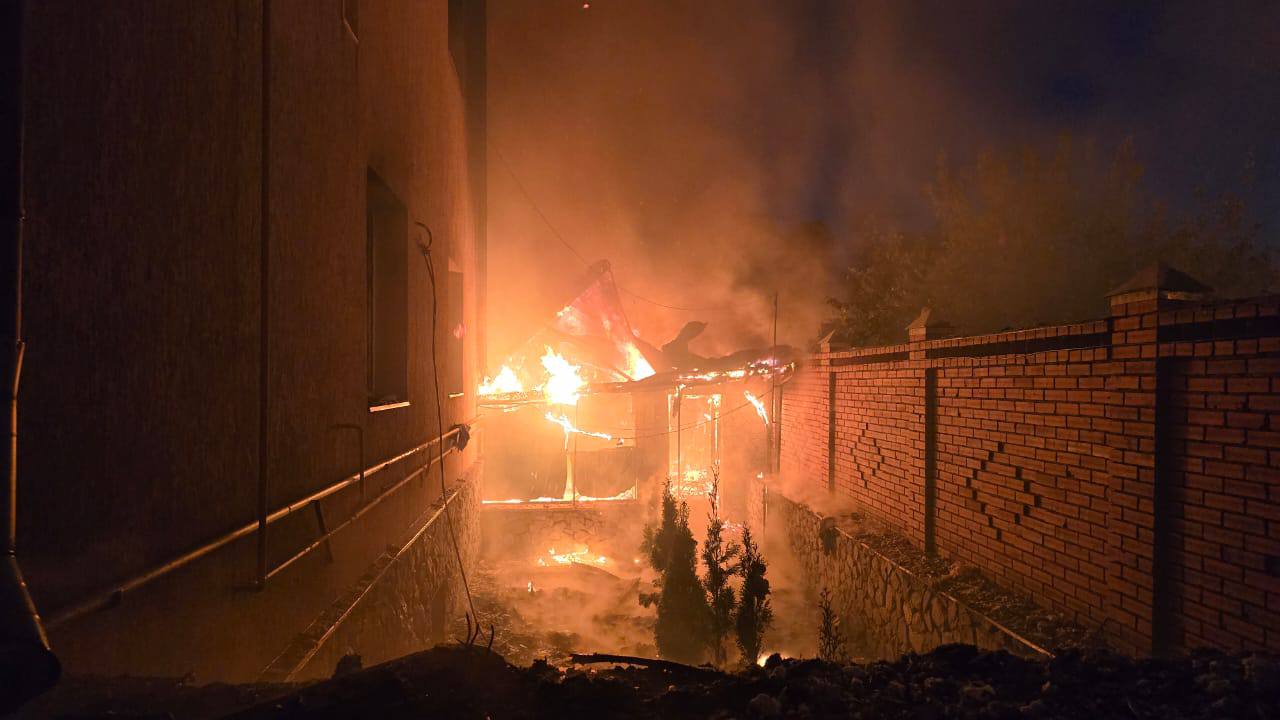 Россияне ударили ракетами по жилому сектору в Харькове: кадры последствий — фото 2