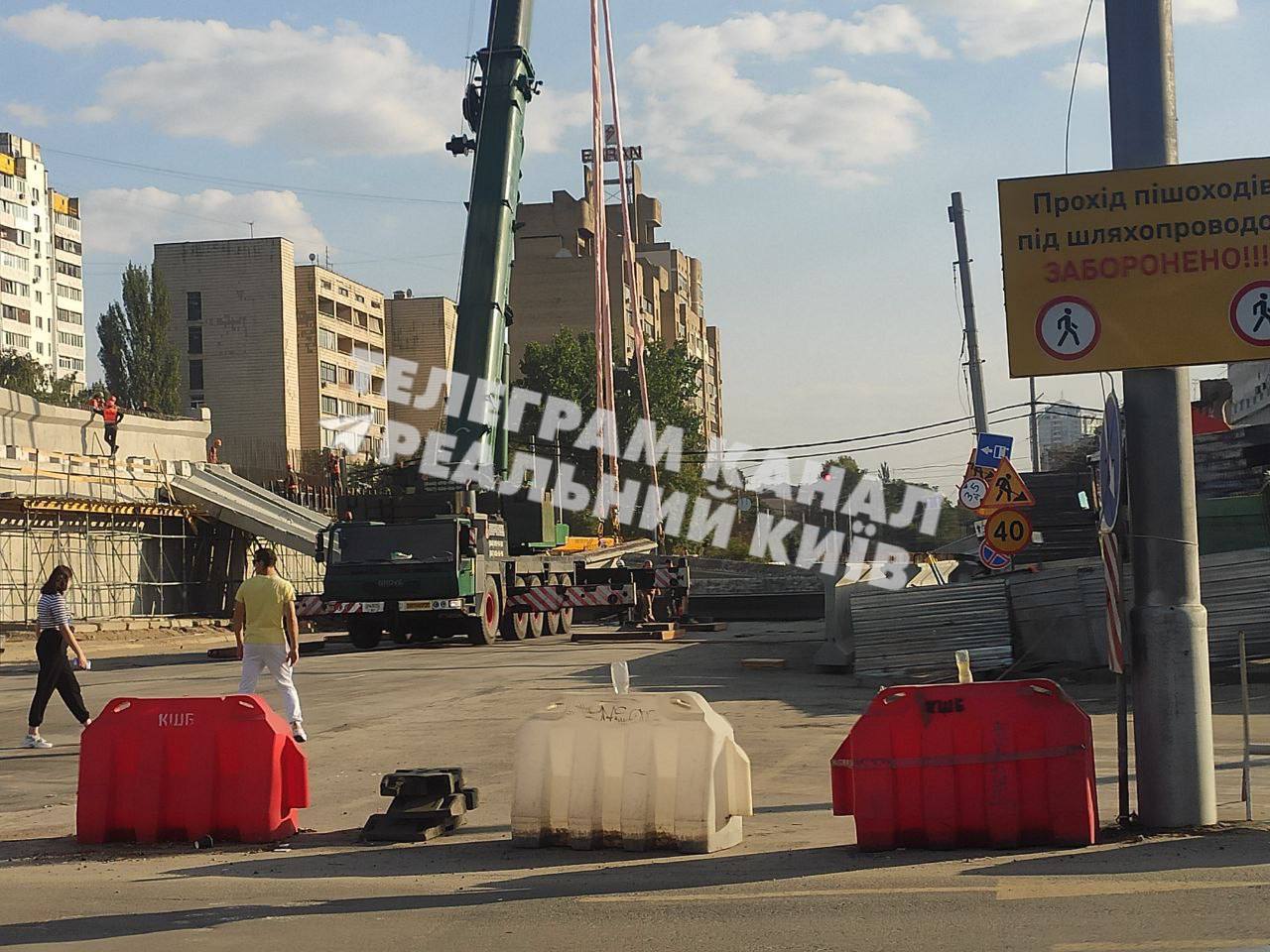 В Киеве обрушились несколько пролетов Дегтяровского моста на Шулявке: фото — фото 1