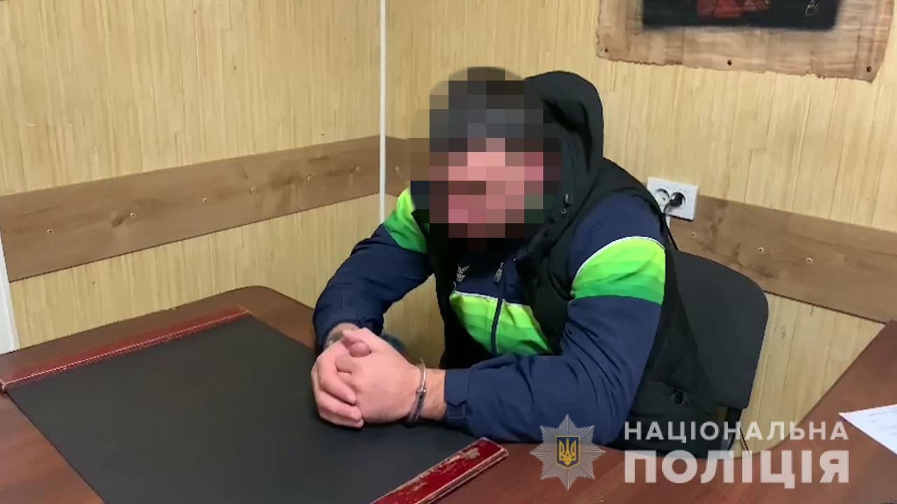 В Одесі п'яна компанія жорстоко побила і пограбувала офіцера поліції — фото 2