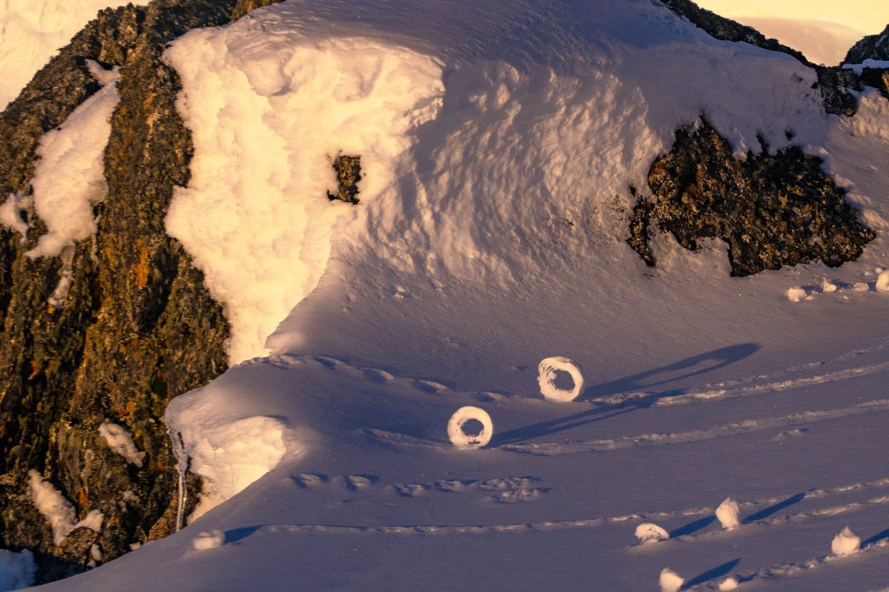 Ученые станции ”Академик Вернадский” показали красивейшее природное явление - ”пончики” из снега: фото — фото