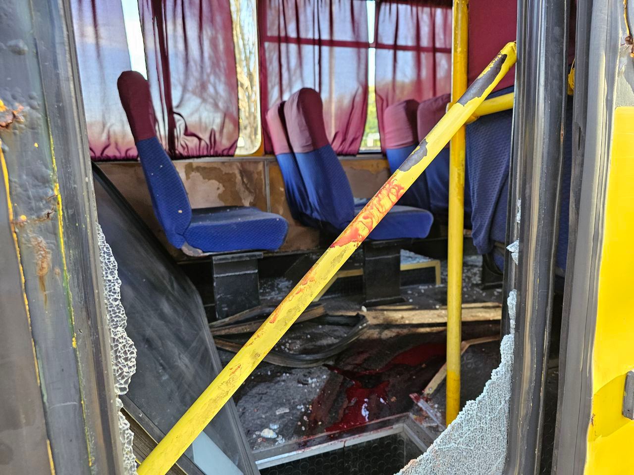 Российские военные обстреляли маршрутный автобус в Херсоне: много раненых — фото