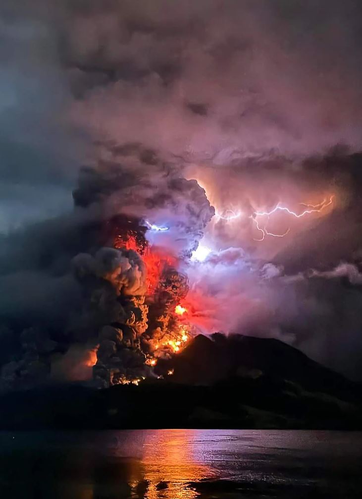 В Индонезии началось жуткое извержение вулкана: видео — фото