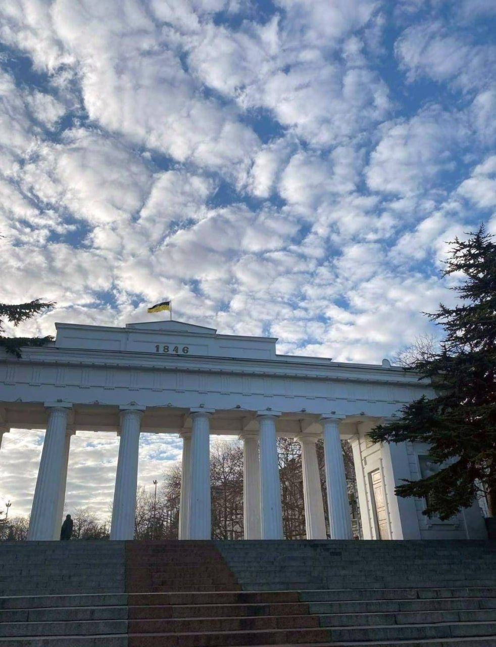 В центре Севастополя вывесили украинский флаг - Фото | Postfuctum.info