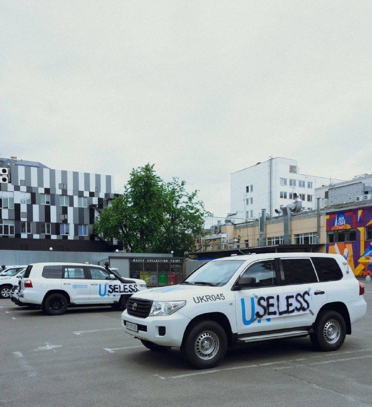 ”Бесполезные”: в Киеве разрисовали машины ООН — фото