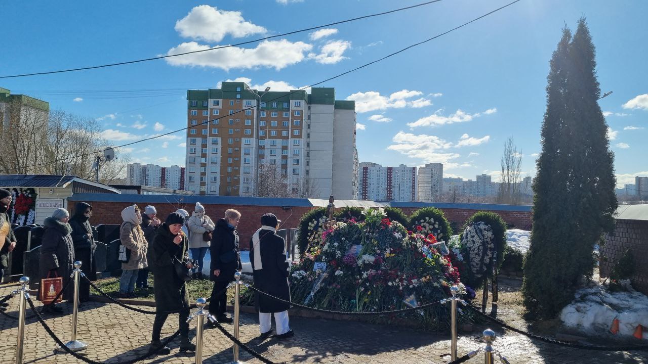 У Росії торгують землею з могили Навального: фото — фото