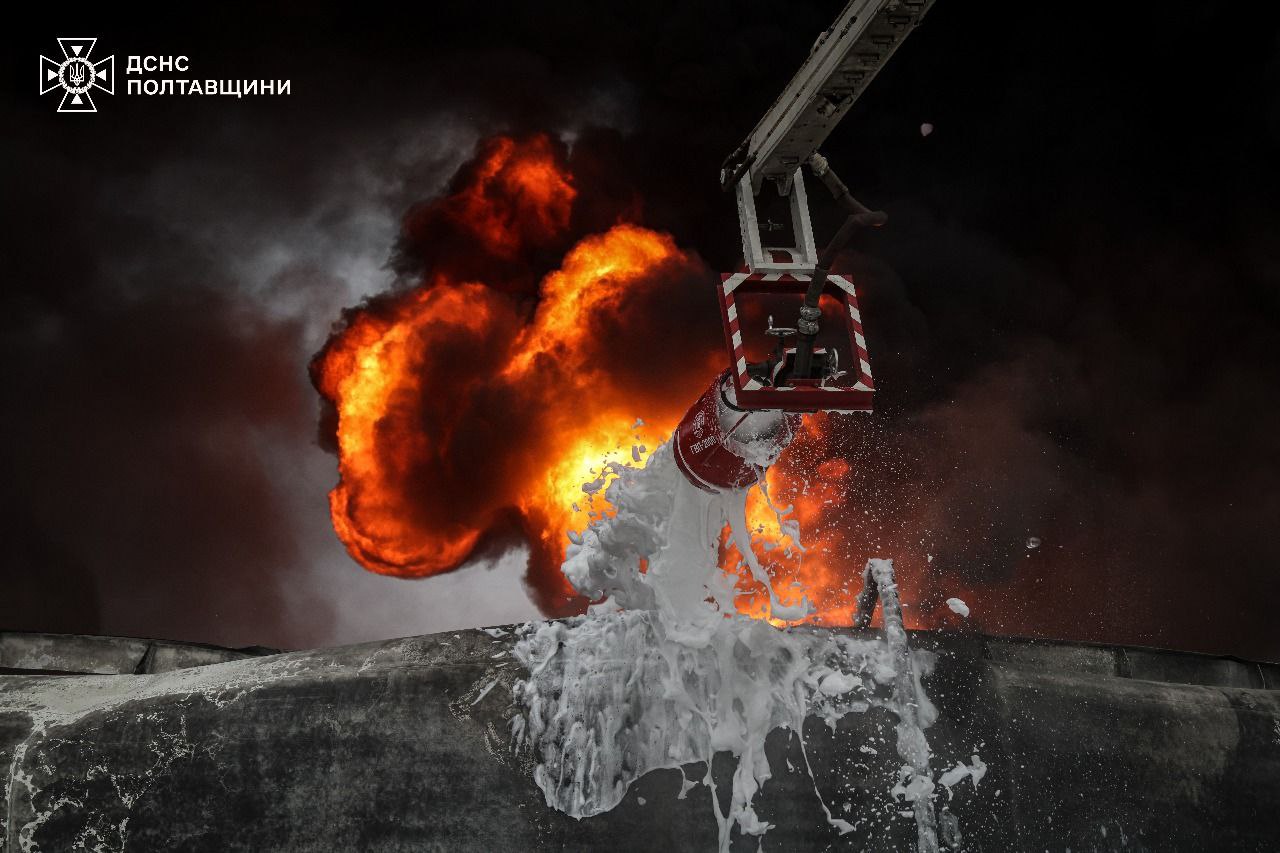 Рятувальники показали кадри наслідків удару по енергооб'єкту у Полтавській області — фото 3