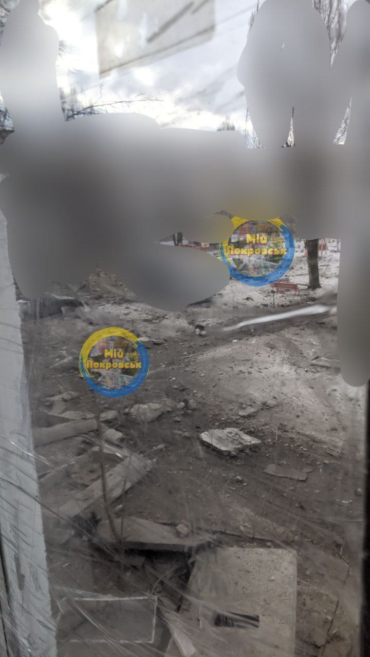 Россияне ударили по жилой пятиэтажке в Покровске: первые кадры с места обстрела — фото