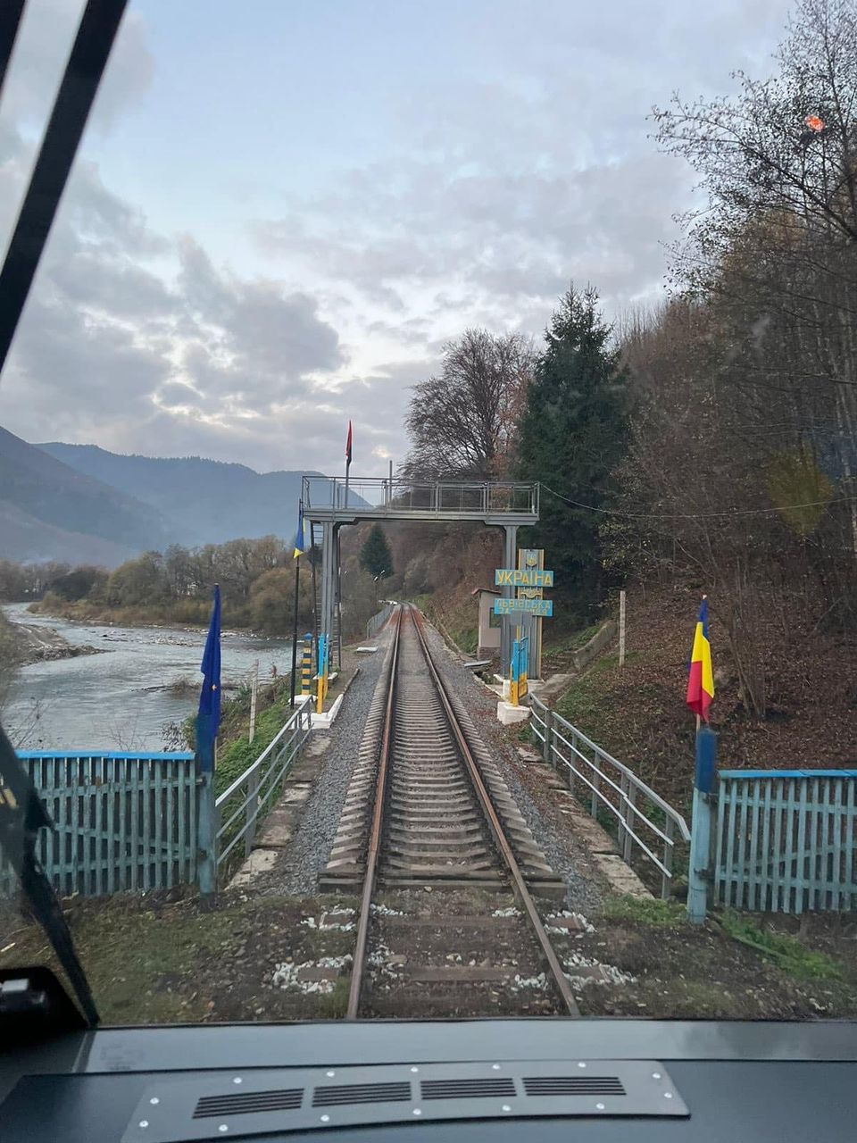 Украина и Румыния восстановили железнодорожное сообщение возле границы — фото 1