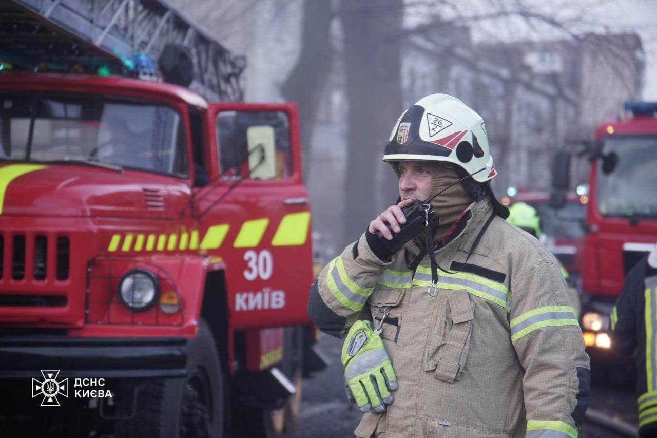 З'явились фото наслідків ракетної атаки на Київ — фото