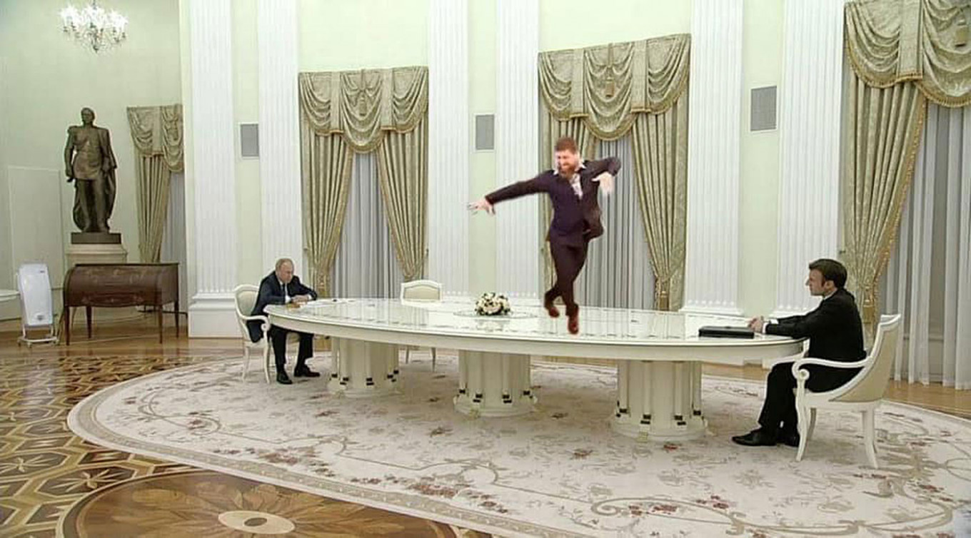 Путін знову розсмішив гігантським столом на зустрічі: фото — фото