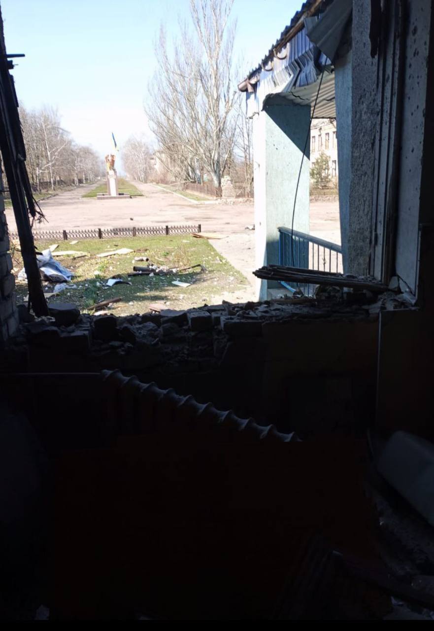 Росіяни скинули вибухівку на Пункт Незламності на Херсонщині: троє поранених — фото