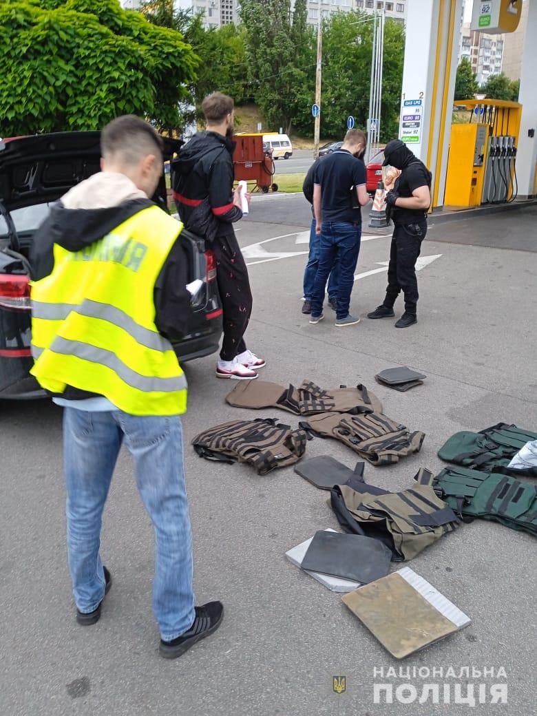 В Киеве мошенник продавал волонтерам низкосортные бронежилеты — фото 2