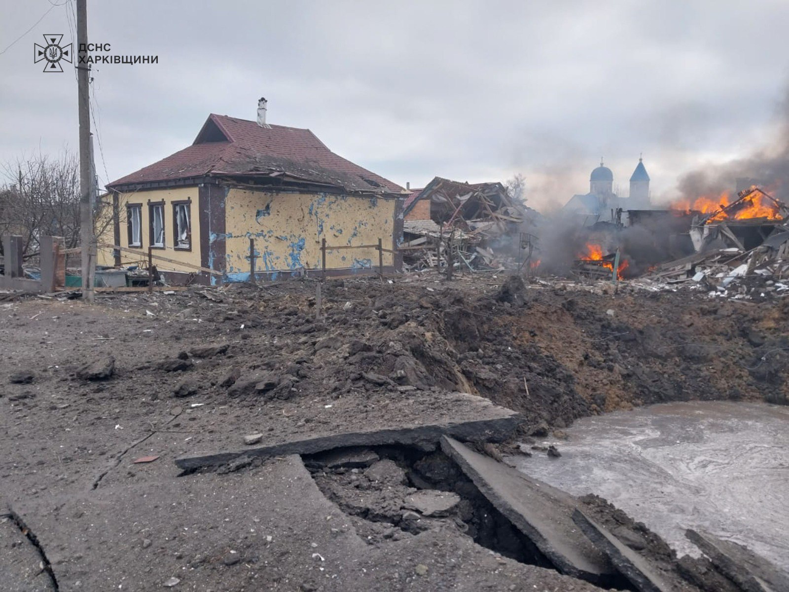 Росіяни вдарили по селищу Борова: кількість жертв зростає — фото