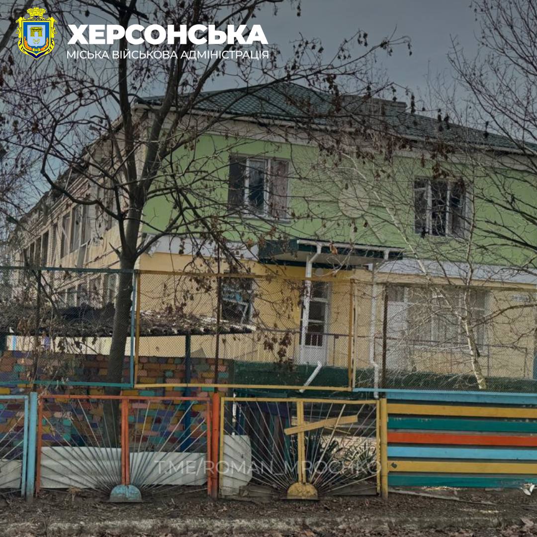 Росія скинула КАБи на дитячий садок та підприємство в Херсоні: кількість поранених зростає (фото, відео) — фото 2