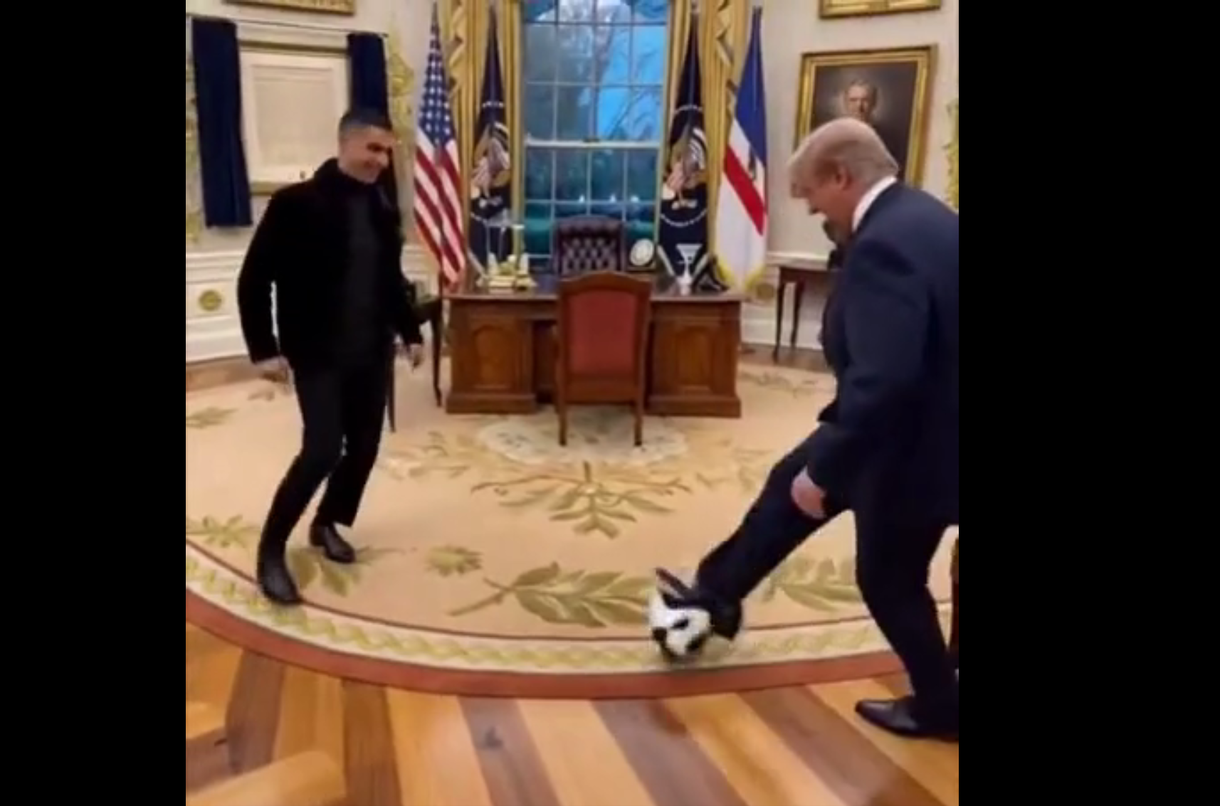 Трамп показал, как играет в футбол с Криштиану Роналду, но видео создал ИИ — фото 3