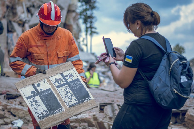 В Сумской области спасли уникальные гравюры, которые оказались под завалами после ракетного удара — фото
