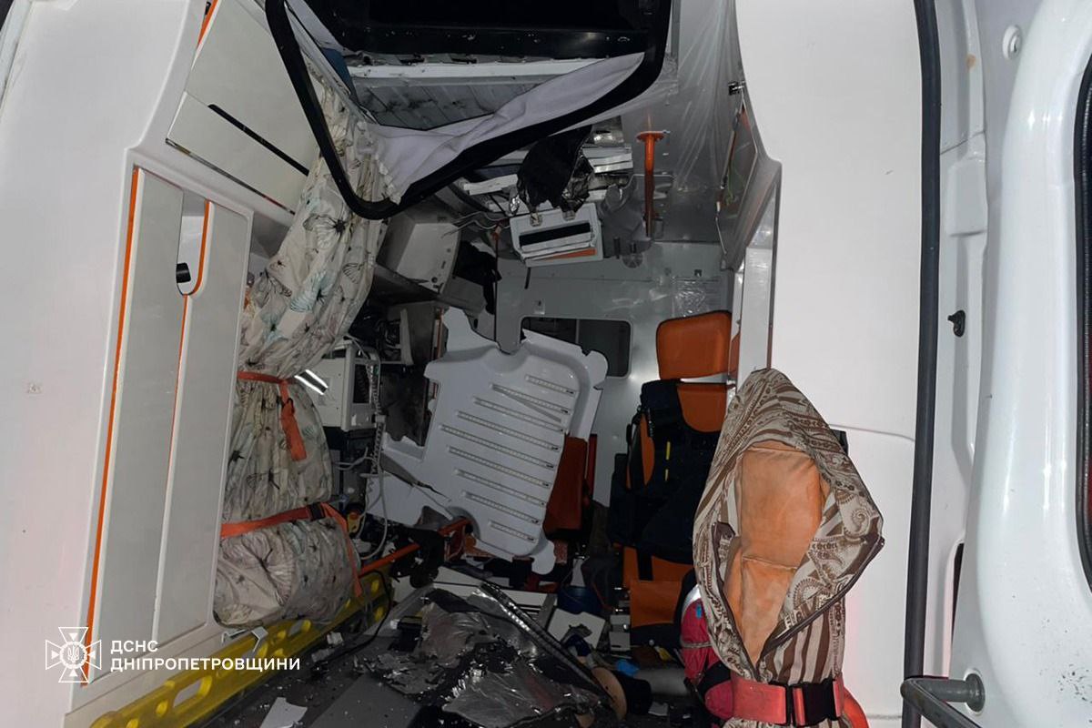 В Никополе россияне ударили по ”скорой”, которая перевозила пациента: пострадали медики — фото 1