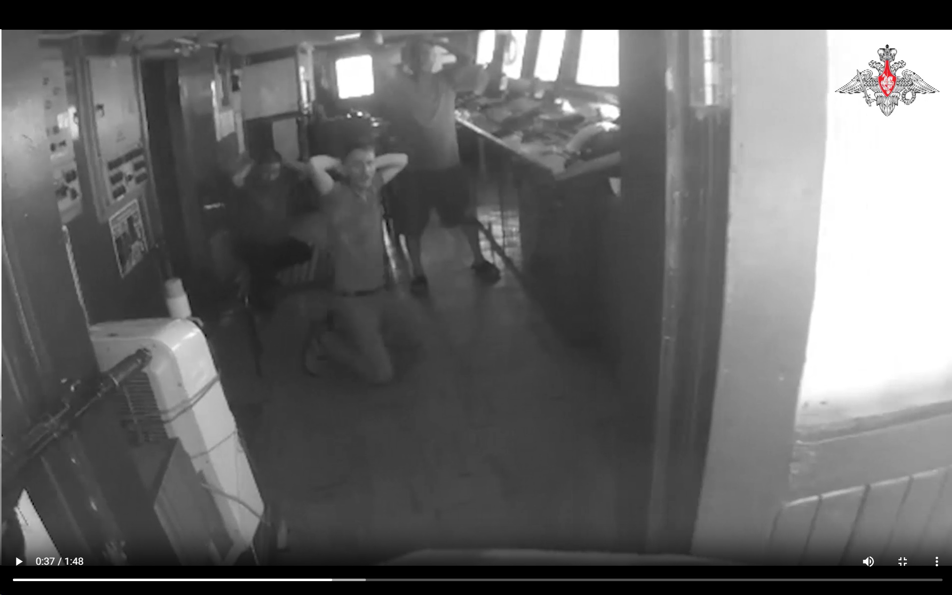 У РФ показали, як захопили суховантаж у Чорному морі: людей ставили на коліна, погрожуючи зброєю — фото