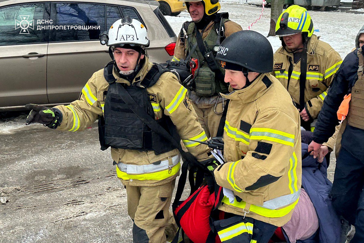 Российский БПЛА влетел в жилой дом в Днепре: 14 пострадавших — фото 5