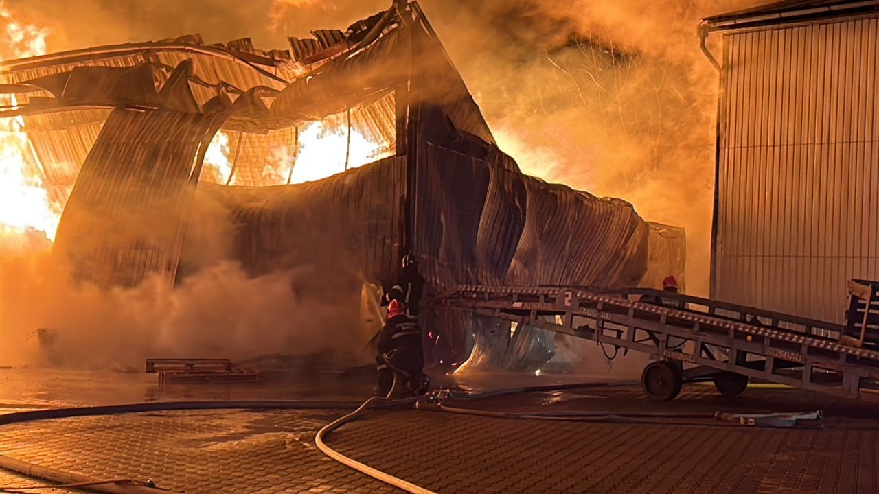 В Виннице продолжают тушить пожар на складе с ламинатом: фото, видео — фото