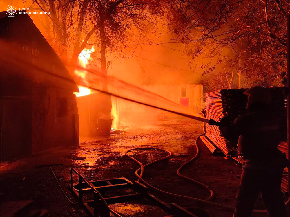 Масштабный пожар на деревообрабатывающем предприятии в Николаеве ликвидировали: кадры — фото 10