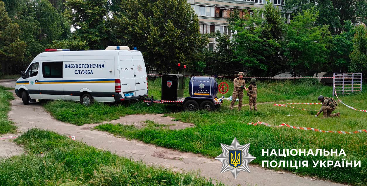 Росіяни вдарили по Києву касетними боєприпасами, їх елементи вибухотехніки виносили просто із квартир — фото 1