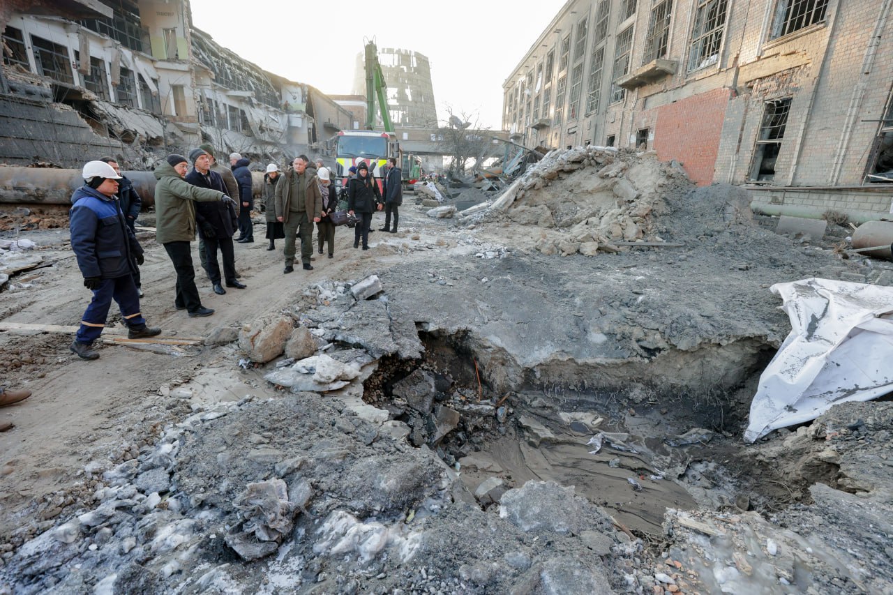 Генсек НАТО Марк Рютте посетил разрушенную российским ударом ТЭЦ в Киеве: фото — фото 3